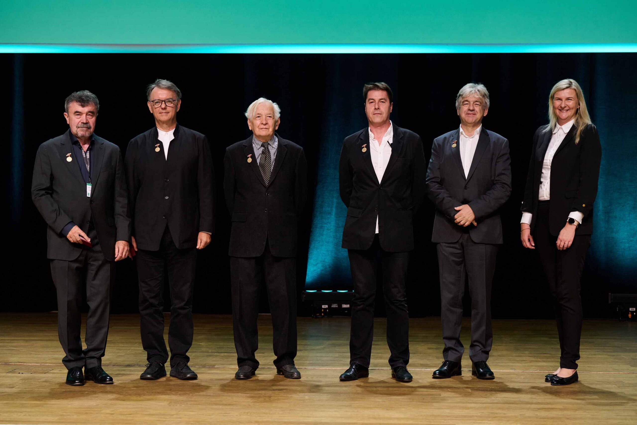 Profesor Dariusz Kozłowski z dwiema odznakami podczas Międzynarodowego Biennale Architektury Kraków 2023