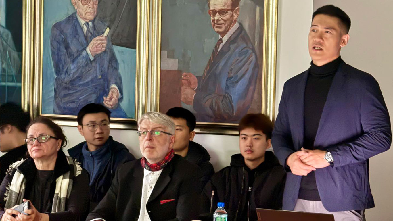 YIFAN JING Z TIANJIN CHENGJIAN UNIVERSITY W CHINACH Z WYKŁADEM PODCZAS POSIEDZENIA NAUKOWEGO SEKCJI BUDOWNICTWA OGÓLNEGO I MATERIAŁÓW BUDOWLANYCH